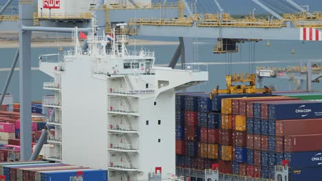 Behinderung-Der-Containerverladung-Durch-Einen-Portalkran-An-Deck-Eines-Großen-CMA-CGM-Containerschiffs
