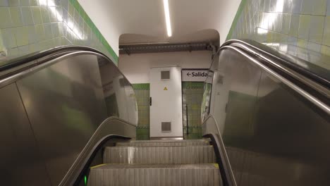 Automatische-Silberne-Treppe,-Die-In-Der-Unterirdischen-Vintage-Station-Mit-Grünen-Fliesen-Hinaufführt