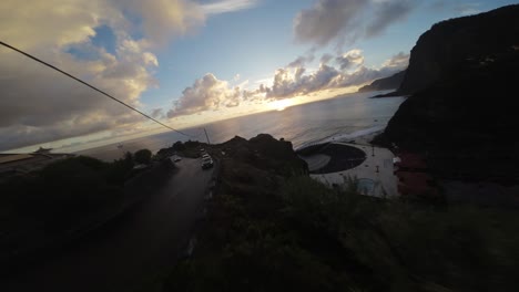 Imágenes-De-Drones-Fpv-En-Madeira-Portugal-Filmadas-Al-Amanecer-En-La-Orilla-Del-Mar-Con-Acantilados-Y-Océano-Circundantes
