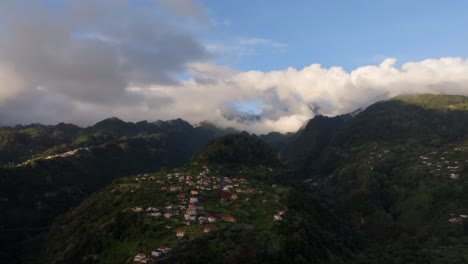 Drohnenaufnahmen-Von-Unglaublichen-Bergen-Und-Landschaften-Auf-Madeira,-Portugal,-Gefilmt-Bei-Sonnenaufgang