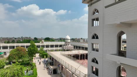 Vista-Lateral-De-Una-Mezquita-En-Una-Universidad,-Sindh,-Pakistán