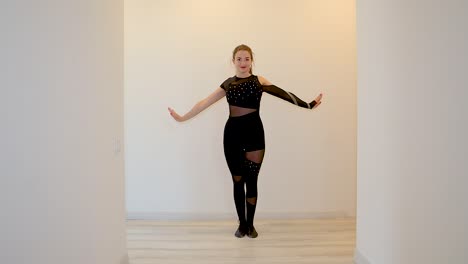 Energetische-Heimtanzvorführung-Einer-Kaukasischen-Tänzerin-In-Dunklem-Outfit,-Zeitlupe,-Weißer-Hintergrund