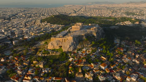 Kreisende-Luftaufnahme-Der-Akropolis-Mit-Der-Athenischen-Altstadt-Im-Vordergrund-Bei-Sonnenaufgang