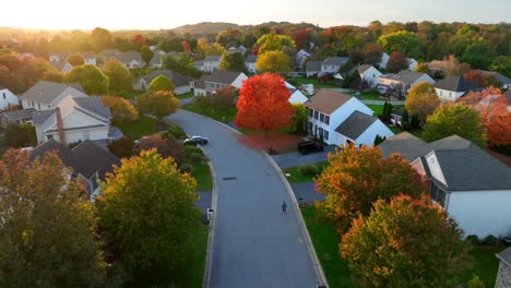 Amerikanische-Nachbarschaft-Während-Des-Herbstsonnenuntergangs