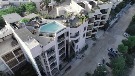 Dachbar-Und-Swimmingpool-Im-Modernen-Hotel-Riviera-Maya,-Cancun,-Mexiko