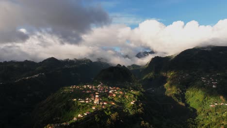 Drohnen-Zeitrafferaufnahmen-Von-Unglaublichen-Bergen-Und-Landschaften-Auf-Madeira,-Portugal,-Gefilmt-Bei-Sonnenaufgang