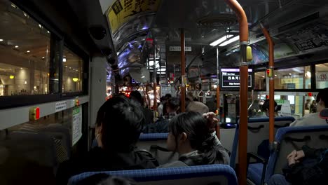 Innenansicht-Des-überfüllten-Lokalen-Kyoto-Busses,-Der-Nachts-Entlangfährt