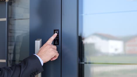 Mann-Verschließt-Die-Haupttür-Mit-Passwort,-Bevor-Er-Das-Smart-Home-Verlässt