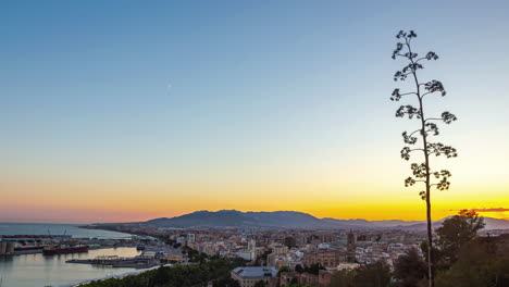Zeitraffer-Hafen-Von-Málaga-Bei-Sonnenuntergang,-Übergang-Von-Tag-Zu-Nacht,-Spanien