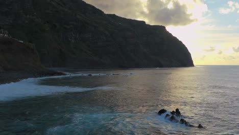 Porto-Moniz-Auf-Madeira-Potrugal-Aufnahmen-Mit-Dröhnenden-Klippen-Und-Dem-Meer,-Gefilmt-Bei-Sonnenuntergang