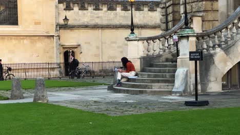 Students-At-The-Radcliffe-Square-With-Heritage-Buildings-In-Central-Oxford,-England,-United-Kingdom