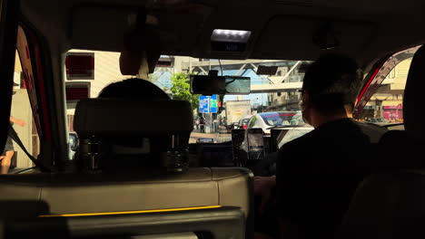 Sicht-Des-Passagiers-In-Einem-Auto,-Das-Auf-Der-Straße-In-Hongkong,-China,-Fährt