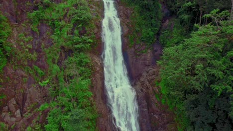 Majestätischer-Wasserfall-In-Der-Ungezähmten-Wildnis-Von-Costa-Rica