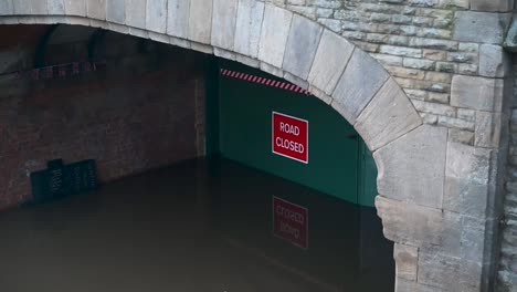 Carretera-Cerrada-Debido-A-Una-Inundación-En-York,-Reino-Unido