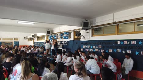 Discurso-En-Una-Escuela-Pública-De-La-Ciudad-De-Buenos-Aires,-Argentina,-Reunión-De-Graduación-De-Niños.
