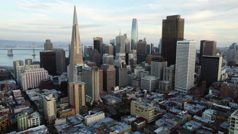 Drone-shot-approaching-highrise-in-the-city-center-of-San-Francisco,-in-sunny-USA