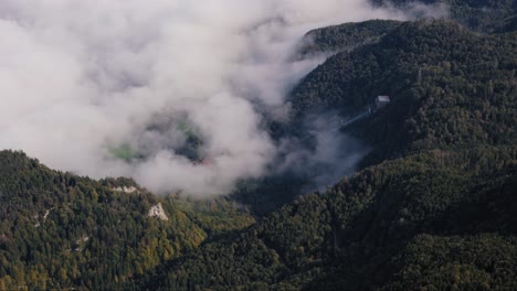 Niebla-Rodando-Sobre-La-Subestación-Eléctrica-En-La-Ladera-De-Una-Montaña-Cubierta-De-Bosques