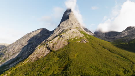 Nahe-Luftaufnahme-Des-Obeliskförmigen-Berges-Stetind-In-Narvik,-Arktisches-Norwegen