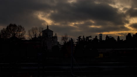Zeitraffer-Auf-Der-Eisenbahn-Und-Dem-Monumentalen-Friedhof-In-Mailand-Mit-Wolken-Und-Sonnenuntergang