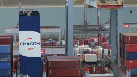 Portalkran-Lädt-Container-Im-Laderaum-Eines-CMA-CGM-Schiffes