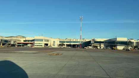 Ankunft-Am-Parkplatz-Am-Flughafen-Von-Ibiza,-Spanien,-Aus-Sicht-Der-Piloten-Mit-Der-Silhouette-Des-Jets-Auf-Der-Linken-Seite