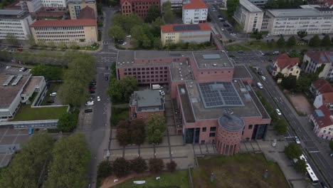 Nachhaltiges-Gebäude-Des-Pfalztheaters-Mit-Solardach-In-Kaiserslautern,-Luftaufnahme