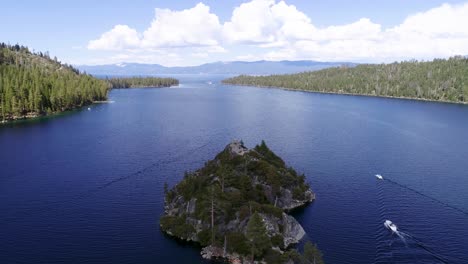 Eine-4K-Drohnenaufnahme-Von-Fannette-Island,-Die-Mitten-In-Der-Emerald-Bay-Liegt,-Einem-Nationalen-Naturdenkmal-Am-Lake-Tahoe,-Kalifornien