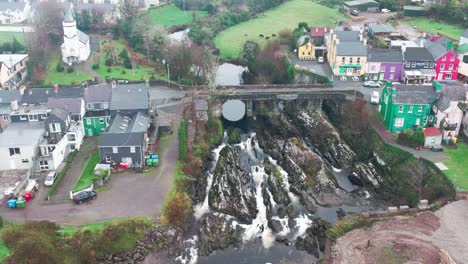 Drone-Sneem-Village-Am-Ring-Of-Kerry,-Irland-Touristendorf-Am-Wild-Atlantic-Way-Irland-An-Einem-Herbsttag