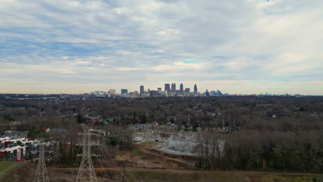 Kraftwerk-Und-Umspannwerk-Mit-Skyline-Gebäuden-Von-Atlanta-Im-Hintergrund,-Georgia,-USA