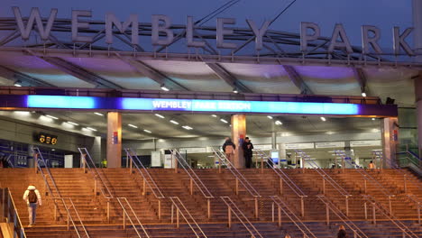 Menschen-Gehen-In-Der-Abenddämmerung-Die-Stufen-Hinauf,-Die-Zum-Haupteingang-Der-U-Bahn-Station-Wembley-Park-Führen