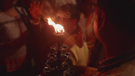 Indische-Gläubige-Verwenden-Flammen-Und-Schmuckstücke-Bei-Religiösen-Zeremonien