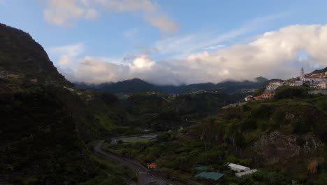 Drohnenaufnahmen-Von-Unglaublichen-Bergen-Und-Landschaften-Auf-Madeira,-Portugal,-Gefilmt-Bei-Sonnenaufgang