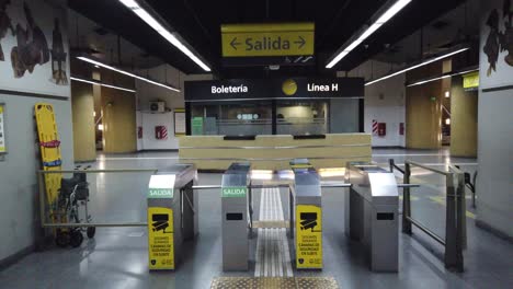Drehkreuz-Ausgang-Der-U-Bahn-Station-Buenos-Aires,-Argentinien,-Ohne-Personenlinie
