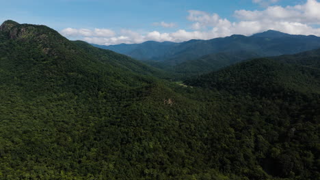 Aufsteigende-Drohnenaufnahme-Grüner-Berge-Im-Naturschutzgebiet-Kalon-Song-Mao,-Vietnam
