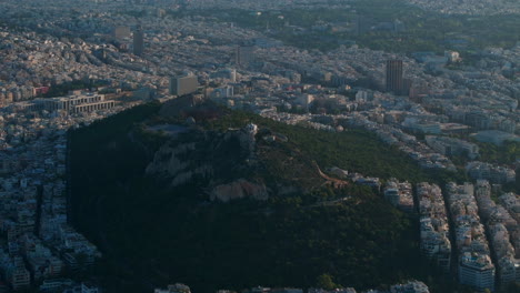 Kreisende-Luftaufnahme-Um-Den-Höchsten-Aussichtspunkt-Athens,-Den-Lycabettus-Hügel