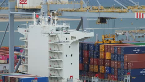 Portalkran-Lädt-45-Fuß-Container-An-Deck-Eines-Großen-Containerschiffs-Im-Hafen-Von-Rotterdam