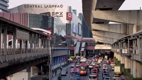 Verstopfte-Straße-In-Einer-Der-Hauptverkehrsstraßen-Der-Stadt,-Wo-Sich-Einkaufszentren-Und-Andere-Geschäftseinrichtungen-Mitten-In-Bangkok,-Thailand,-Befinden