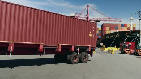 Lagercontainer-LKW-Verlässt-Den-Hafen-Von-Montreal.-Frachtschiff,-Das-Zur-Weltweiten-Lieferung-Aufbricht