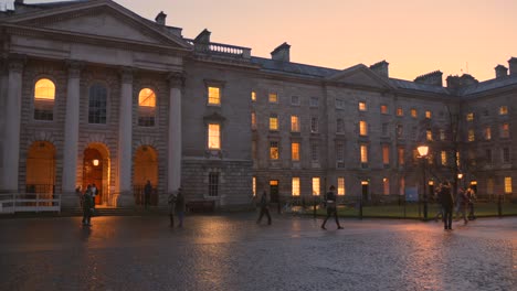 Trinity-College-University-In-Der-Abenddämmerung-Im-Dezember,-Dublin,-Irland