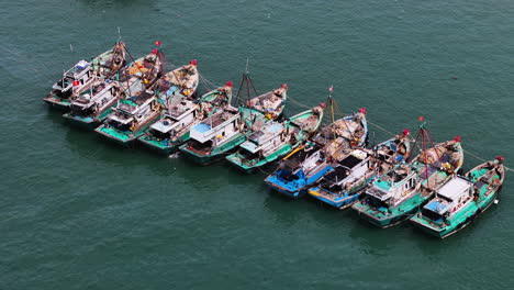 Barcos-Pesqueros-De-Arrastre-Anclados-En-Aguas-Del-Sudeste-Asiático,-Antena