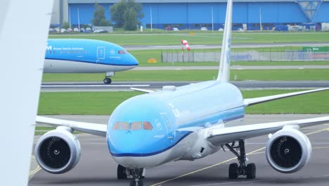 Aviones-De-KLM-Preparándose-Para-Despegar-Del-Aeropuerto-De-Schiphol,-Amsterdam