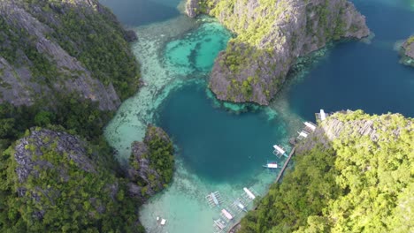 Boote-Am-Kayangan-See-Inmitten-Von-Karstaufschlüssen-Und-Blauen-Lagunen