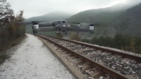 Drone-Zumbando-Desde-El-Suelo-Mientras-Toma-Una-Fotografía-Del-Hermoso-Paisaje-Y-Un-Ferrocarril-En-Bulgaria