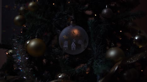 Resplandor-Festivo:-árbol-De-Navidad-Adornado-Con-Luces-Decorativas,-Adornos-Parpadeantes-Y-Papá-Noel-Repartiendo-Alegría-Junto-A-Sus-Compañeros-Renos.