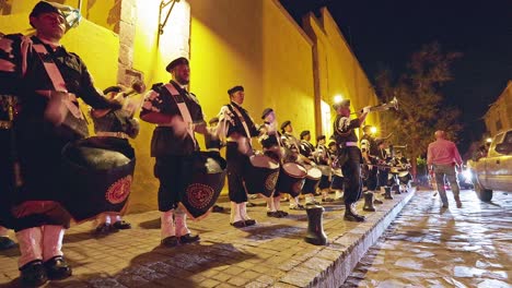 La-Banda-De-Guerra-Dragones-De-La-Reina-Toca-Sus-Tambores-En-Las-Calles-De-San-Miguel-De-Allende-Para-Las-Celebraciones-Del-14-De-Septiembre.