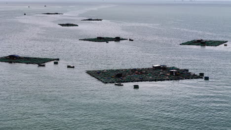 Fischzuchtfarmen-Im-Ozean-In-Südostasien,-Luftaufnahme