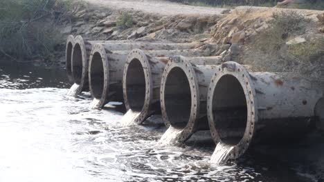 Biogefährdungsdeponie-Für-Verschmutztes-Wasser-In-Einem-Fluss-In-Der-Nähe-Von-Karatschi,-Pakistan