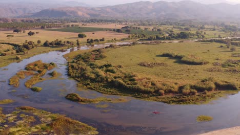 Luftaufnahme,-Einsames-Kajakpaddeln-Im-Malerischen-Monterry-Valley-River-In-Der-Wildnis-Von-La-Hausteca,-Mexiko