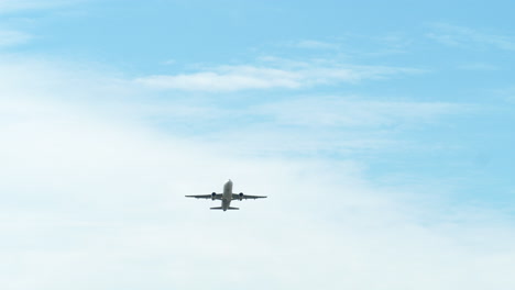 Ein-Flugzeug,-Das-Beim-Abheben-Von-Der-Unterseite-Aufgenommen-Wurde-Und-Einen-Blauen-Himmel-Und-Wolken-Enthüllt,-Flughafen-In-Thailand