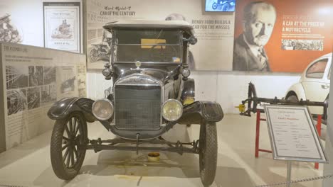 Ford-T-Roadster-Coche-Antiguo-En-Exhibición-En-El-Museo
